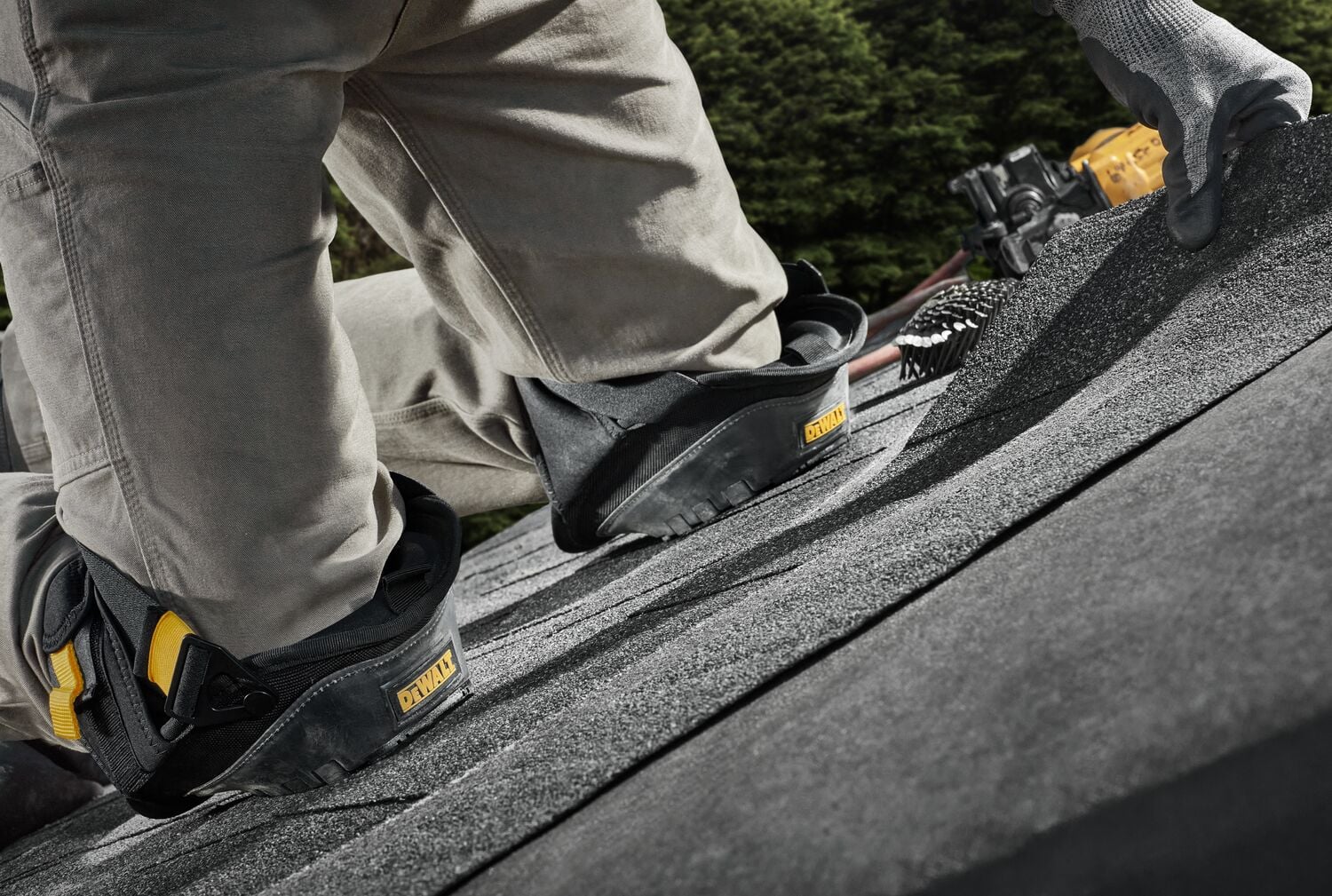 ROOFER WEARING DEWALT STABILIZING KNEE PADS WITH GEL WHILE WORKING